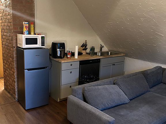 2nd image of 1564 Ridgewood Ave #3
