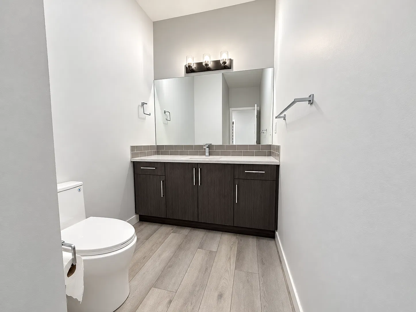 Midtown Airdrie 3 Bed 2.5 Bath Home with Bonus Room w/ Double Garage — Photo 4