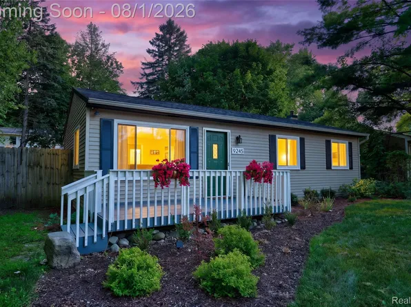 9245 Debby Jo Dr, Clarkston, MI 48346