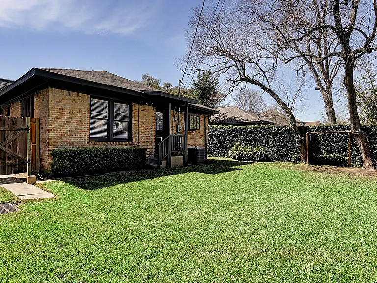 1916 W McKinney St — Photo 10