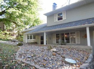 909 Oakhurst Ln, Clinton, IA 52732