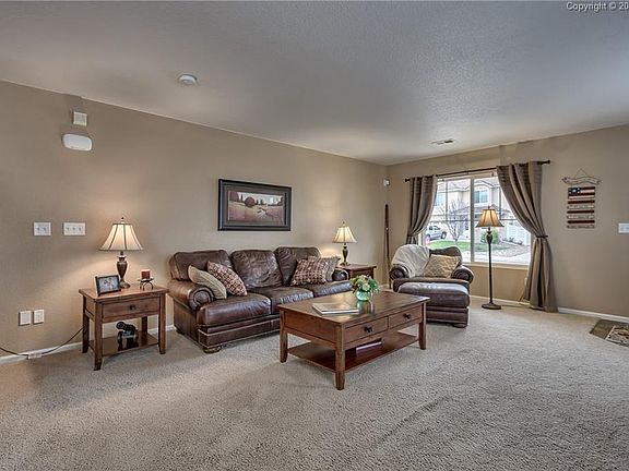 Large living room with plenty of room for entertaining!