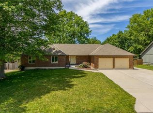 2610 NW Bent Tree Cir, Lees Summit, MO 64081