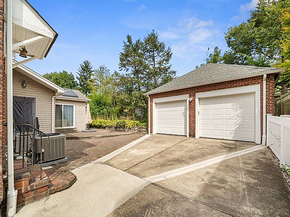 3rd image of 241 Riverdale Dr