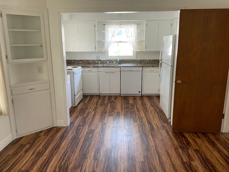 2200 S Lee Ave — Photo 1