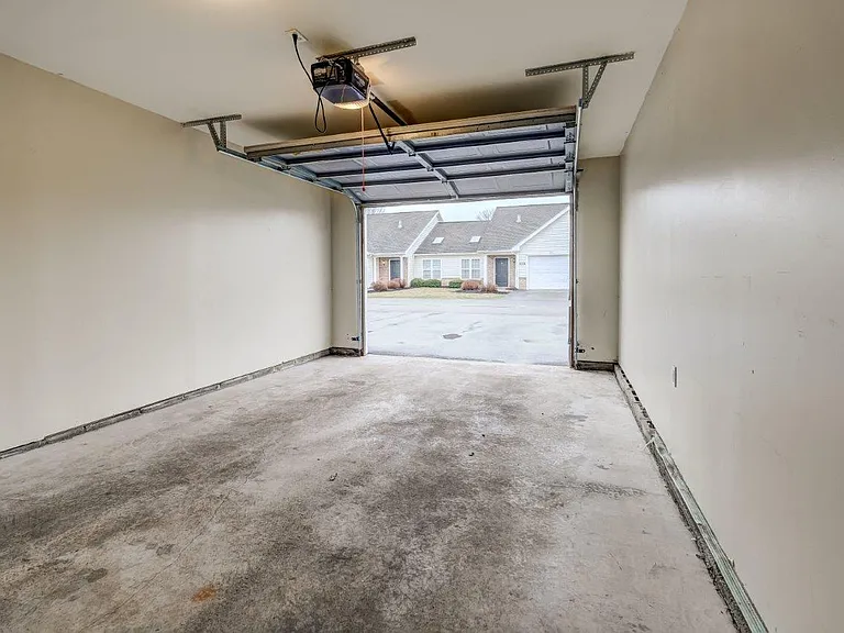 Saratoga Crossing Apartments & Townhomes — Photo 18