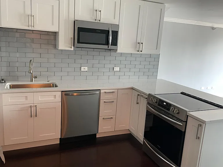 2 E Erie St #2014 — Photo 3