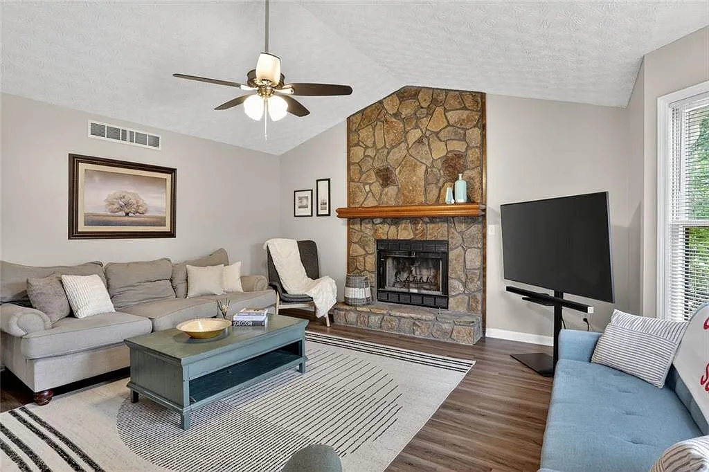 4 bed, 2.0 bath, 2252 sqft, $2,600 — Photo 4