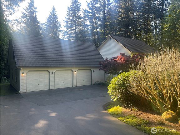 3rd image of 8456 Landing Lane SE