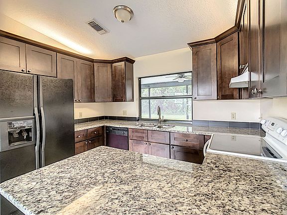 2nd image of 634 SE Streamlet Ave