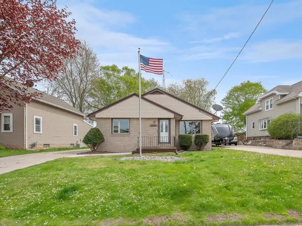 3005 Meadow Ln, Manitowoc, WI 54220