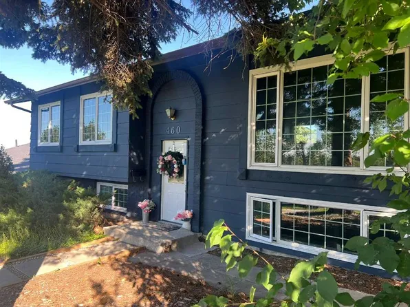 460 NW Parkridge Cres SE, Calgary, AB T2J 5A9