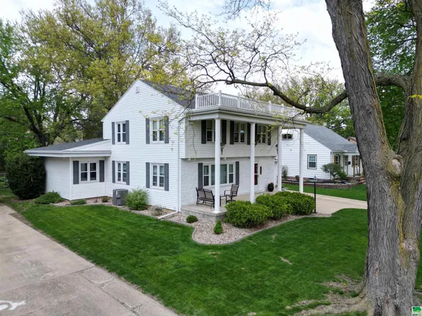 1405 W 6th St, Storm Lake, IA 50588