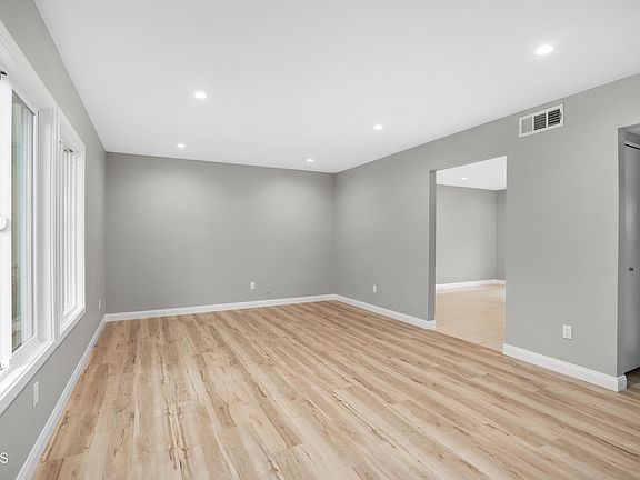 5th image of 9604 Karmont Ave