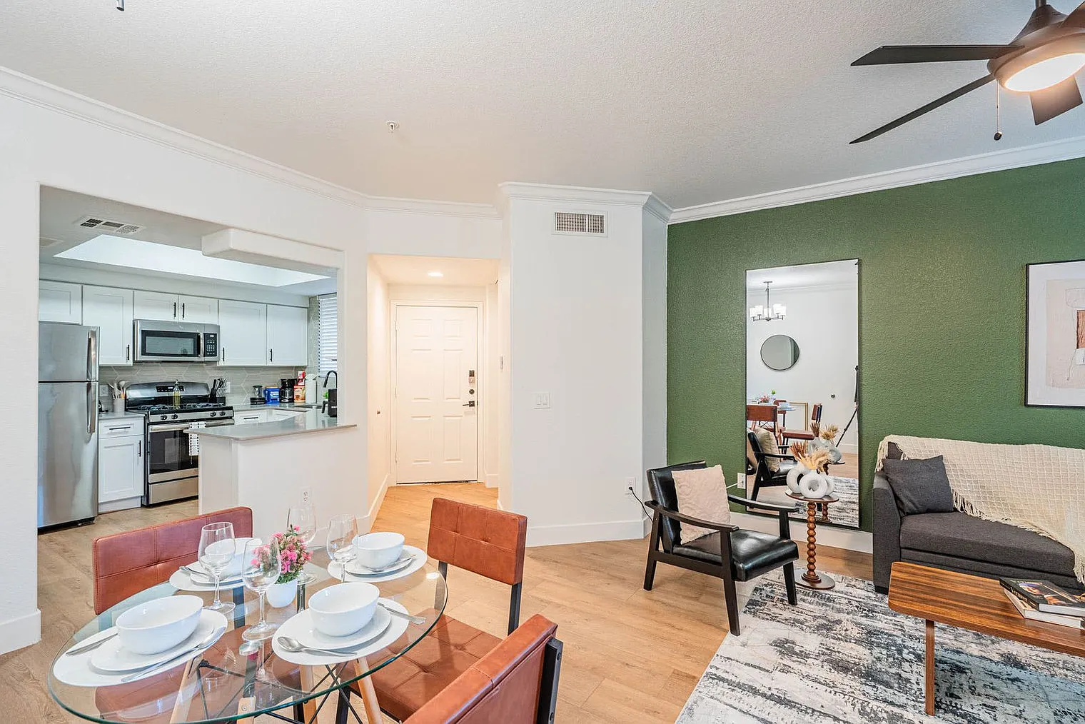 3 bed, 2.0 bath, 828 sqft, $2,550 — Photo 4