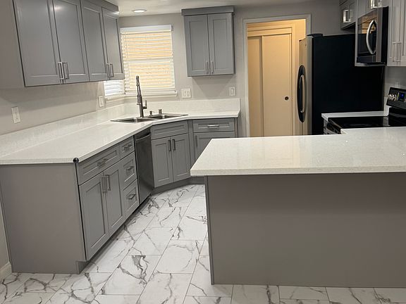 3rd image of 3412 Miramar Dr