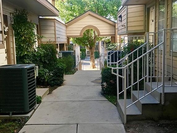 3rd image of 11150 Glenoaks Blvd Unit 205