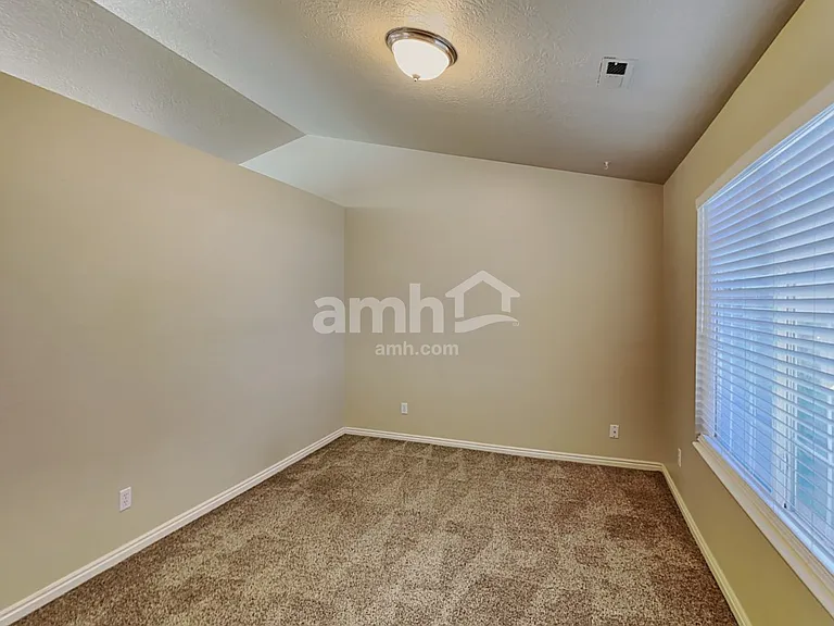 272 S 590 W — Photo 8
