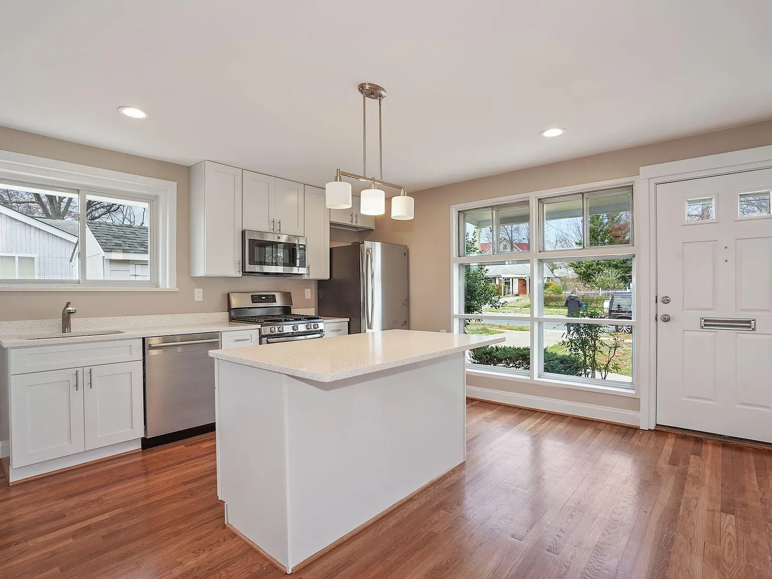 6300 Lone Oak Dr — Photo 2