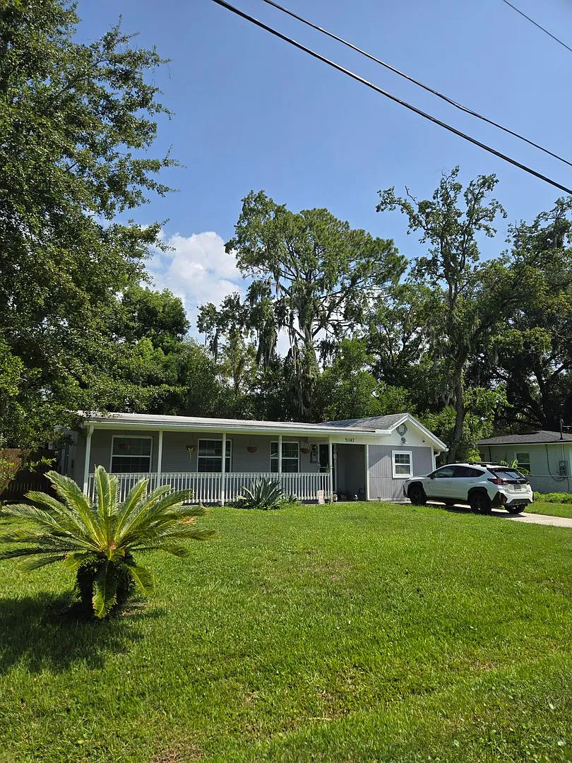 Contemporary Split Floor Plan-Fenced in yard — Photo 1