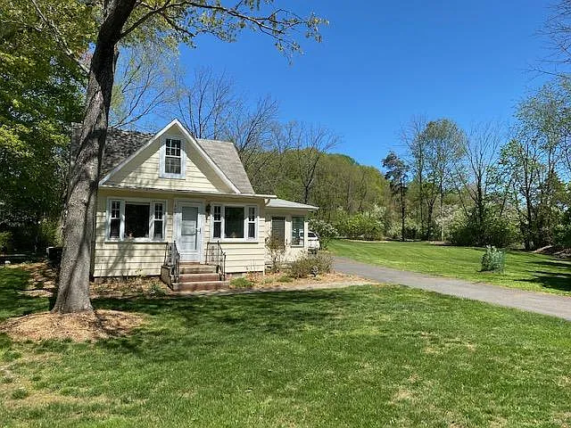 289 Brentwood Blvd — Photo 2