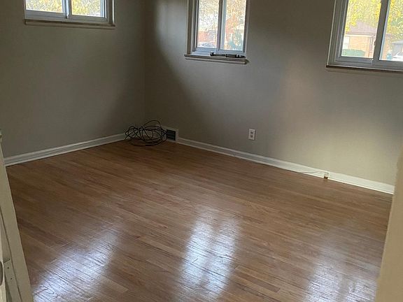 5th image of 23501 Cloverlawn Ave