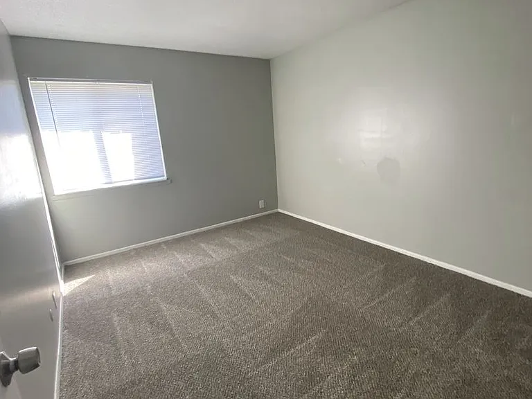 August Place Apartments — Photo 17