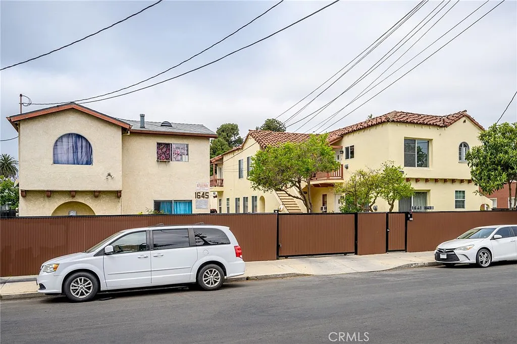 2 bed, 800 sqft, $2,200 — Photo 1