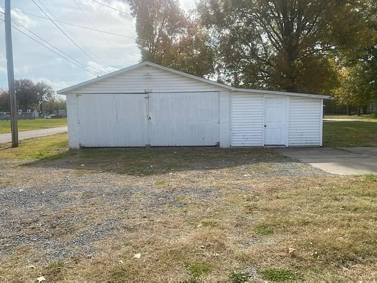 1711 W Main St — Photo 16