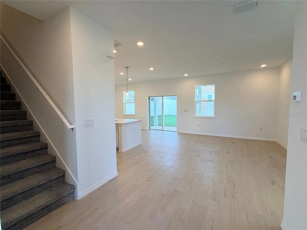 4 bed, 2.5 bath, 1876 sqft, $2,490 — Photo 4