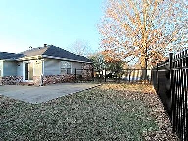 2nd image of 1567 N Caddo Ave