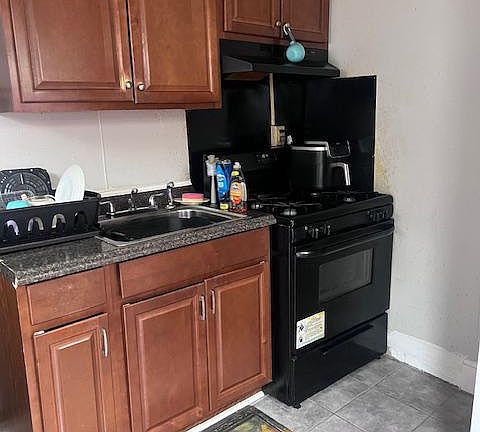 3rd image of 2744 N Taylor St