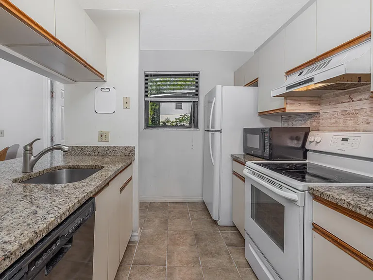 6537 SE Federal Hwy #101 — Photo 11