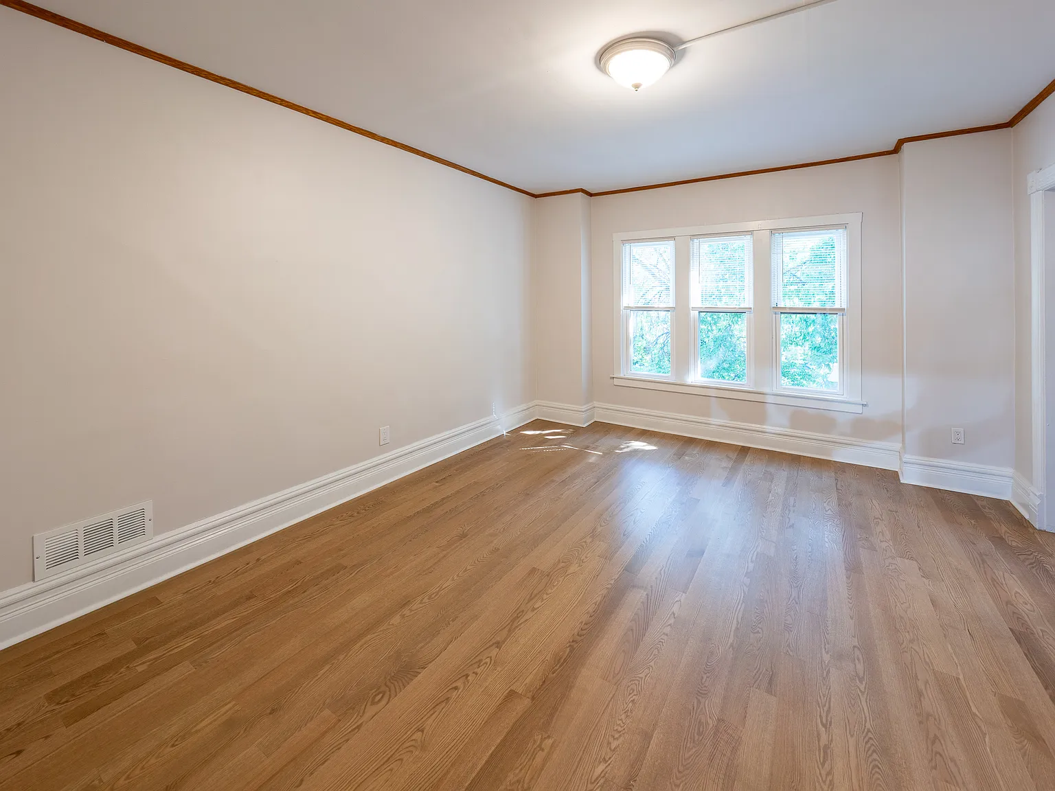 3 bed, $3,200 — Photo 4