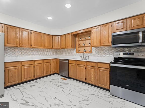 3rd image of 200 Liberty Blvd
