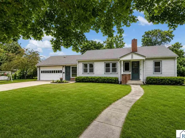 128 N Park Ln, Le Sueur, MN 56058
