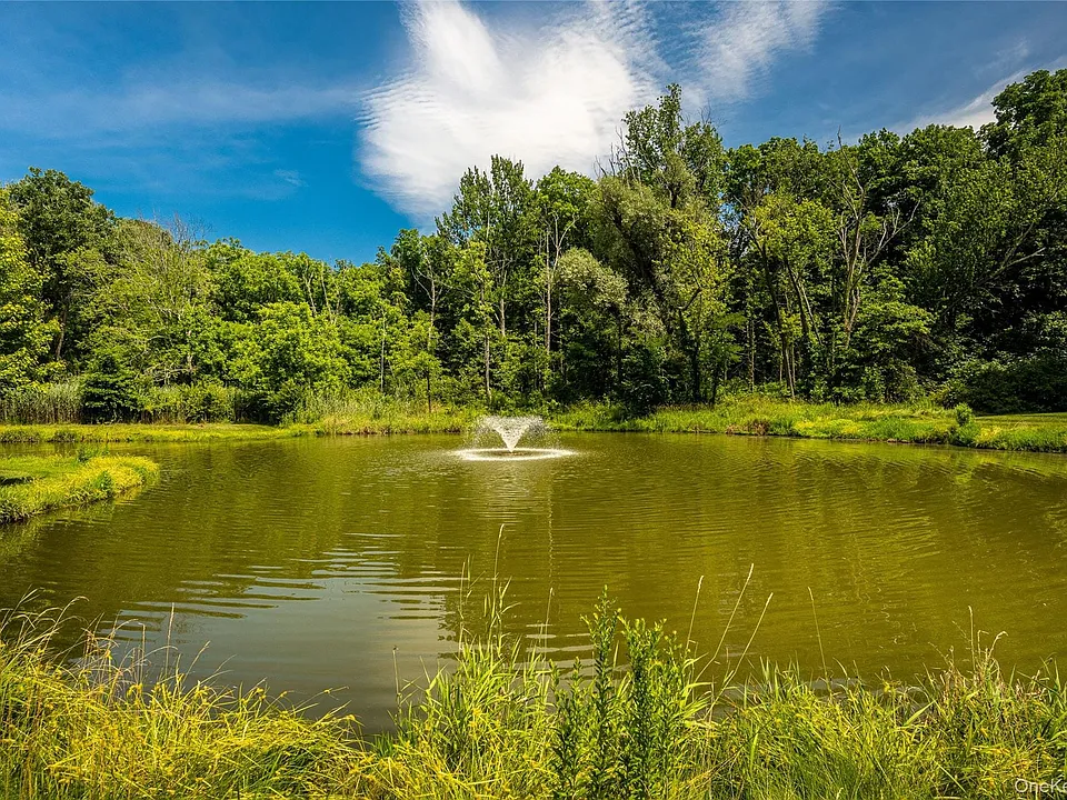 21 Pond Dr W