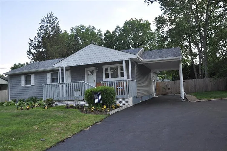 960 McGuire Dr photo 1