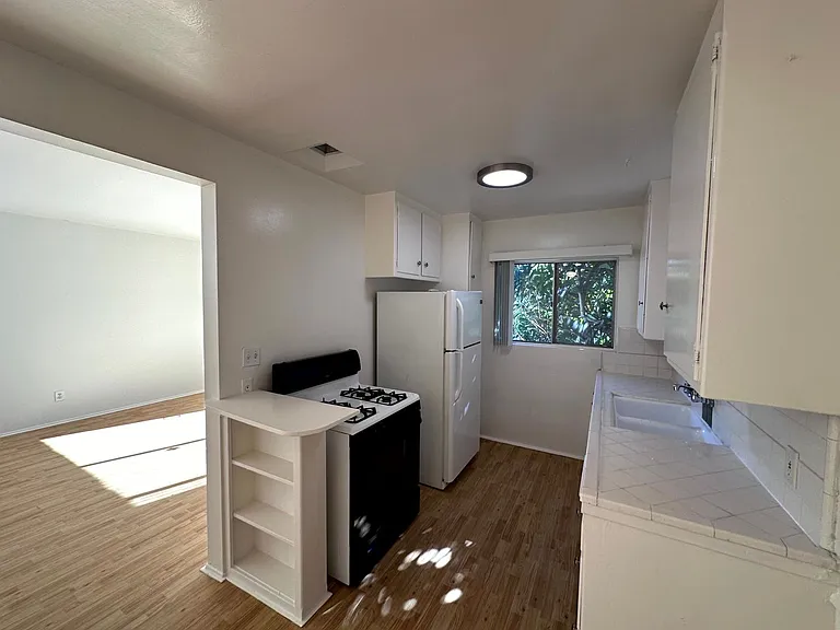 5748 Hazeltine Ave. — Photo 7