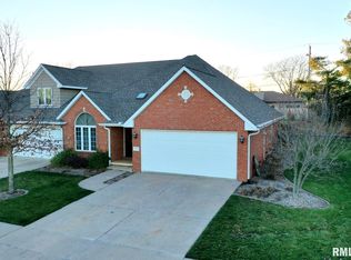 1801 Robin Ave, Morton, IL 61550