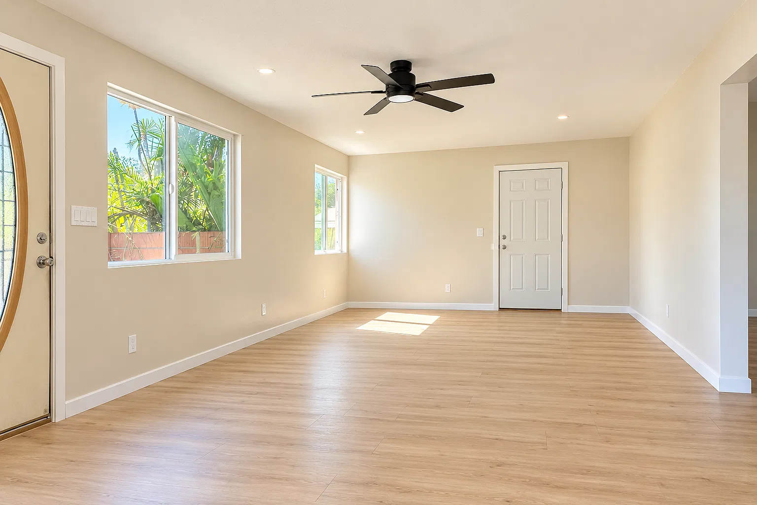 3 bed, 900 sqft, $3,300 — Photo 2