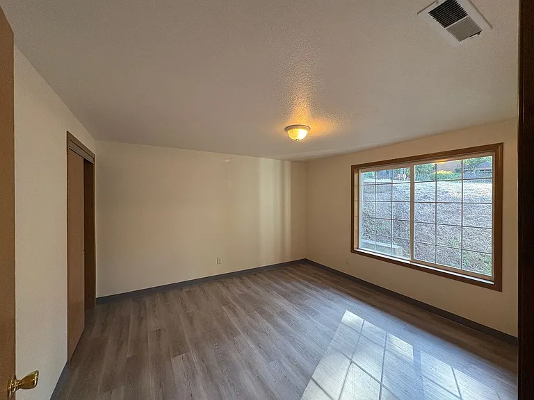 2 Bedroom 1.5 Bathroom Duplex in Southwest Eugene — Photo 17