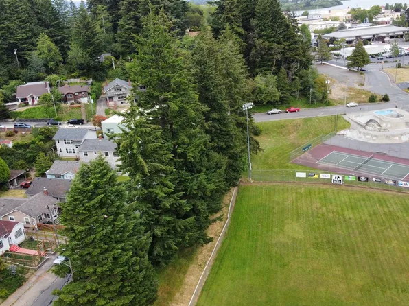 844 8th Ter, Coos Bay, OR 97420