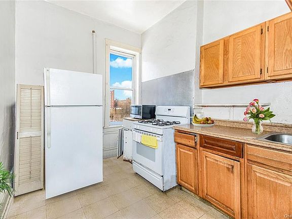 4th image of 1114 Jackson Ave