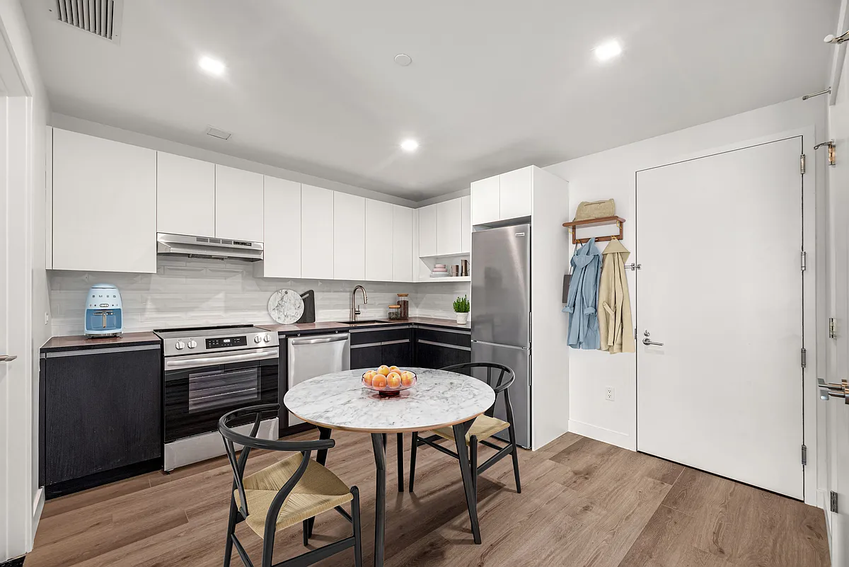 Building Photo - 299 E 161st St #908