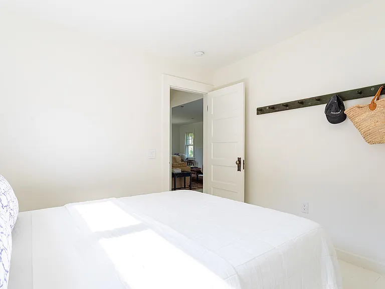 210 Manor Ln — Photo 21