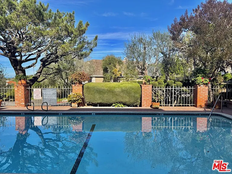 6526 Ocean Crest Dr #102 — Photo 21
