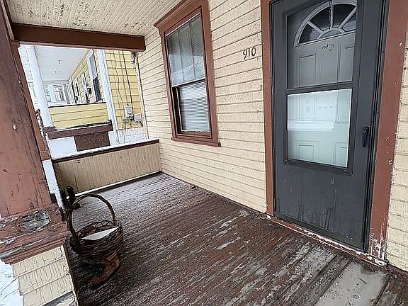 2nd image of 910 Lemon St