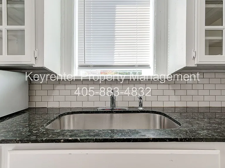 N Gatewood Ave Duplex — Photo 20