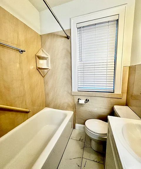 Bathroom with tub/shower